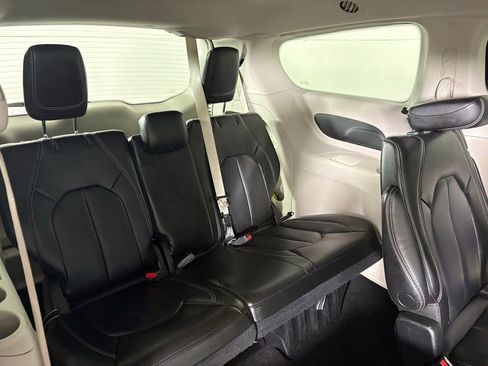 Used 2023 Chrysler Pacifica Touring-L FWD image 19