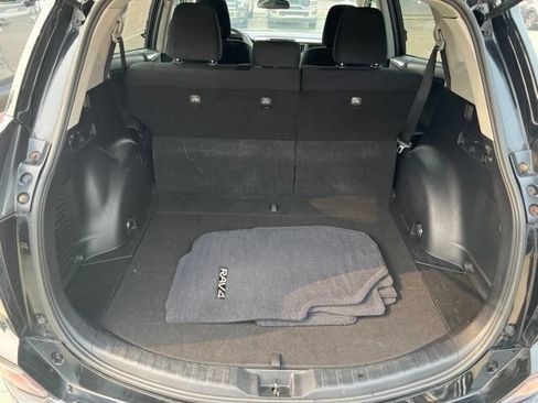 Used 2018 Toyota RAV4 LE AWD/4WD image 12