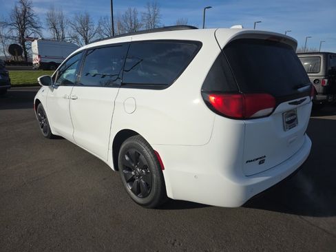 Certified 2020 Chrysler Pacifica Limited image 3