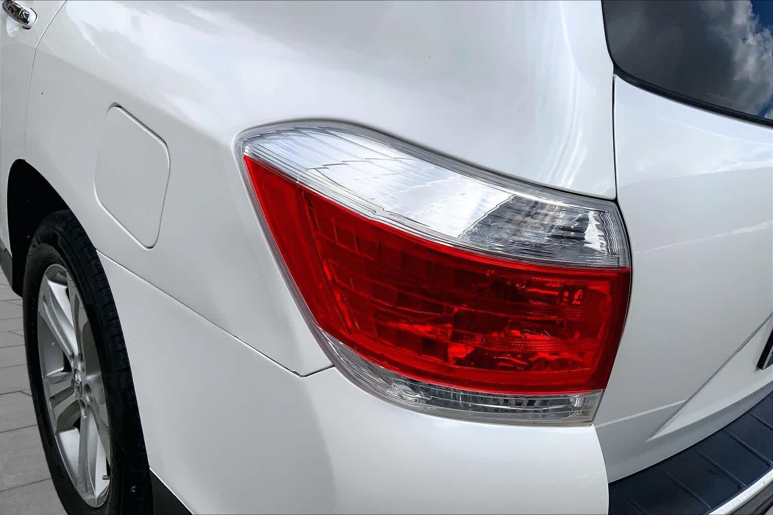 Used 2012 Toyota Highlander Limited w/ Tow Pkg FWD image 29