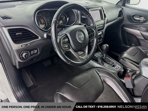 Used 2019 Jeep Cherokee Latitude Plus image 9