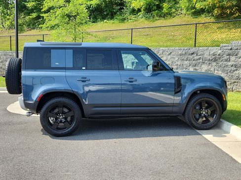 New 2024 Land Rover Defender 110 SE image 11