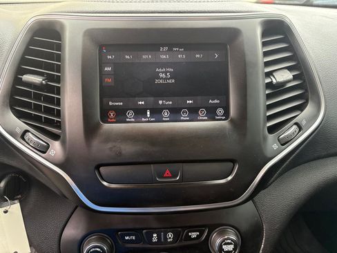 Used 2019 Jeep Cherokee Latitude w/ Popular Appearance Group image 8