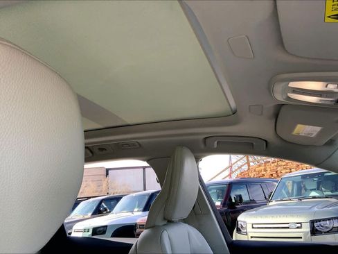 Used 2023 Volvo XC60 B5 Plus image 12