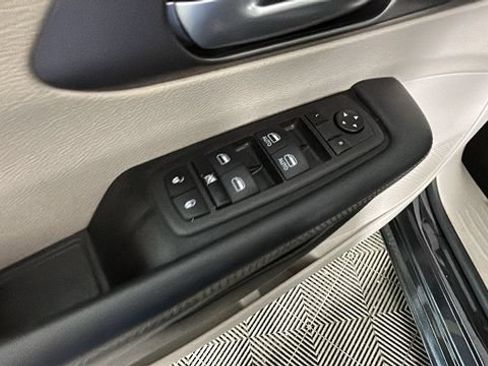 Used 2023 Chrysler Pacifica Touring-L FWD image 10
