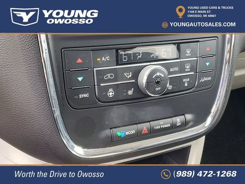 Used 2016 Chrysler Town & Country Touring-L FWD image 21