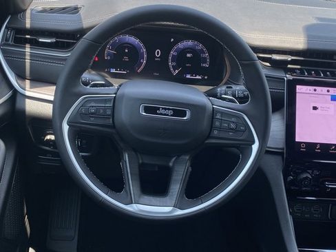 New 2025 Jeep Grand Cherokee Limited w/ Black Appearance Package image 39