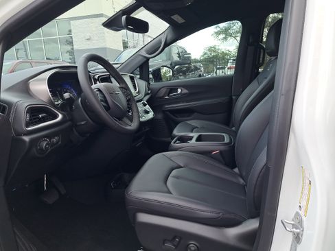 New 2026 Chrysler Pacifica Select w/ S Appearance Package image 7