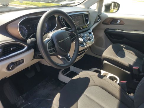 Used 2022 Chrysler Voyager LX image 17