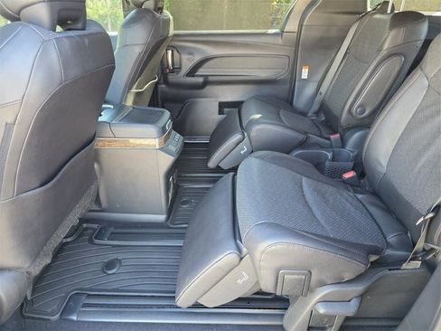 Certified 2025 Toyota Sienna Platinum image 22