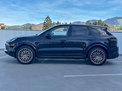 Certified 2023 Porsche Cayenne Platinum Edition image 2