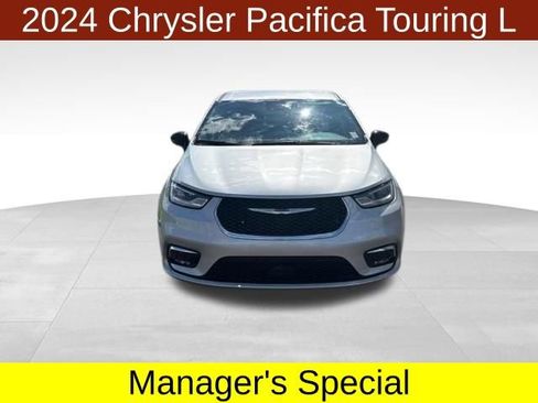 Used 2024 Chrysler Pacifica Touring-L FWD image 2