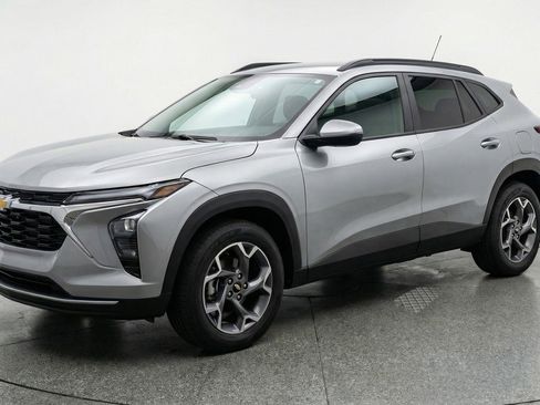 Used 2025 Chevrolet Trax LT image 3
