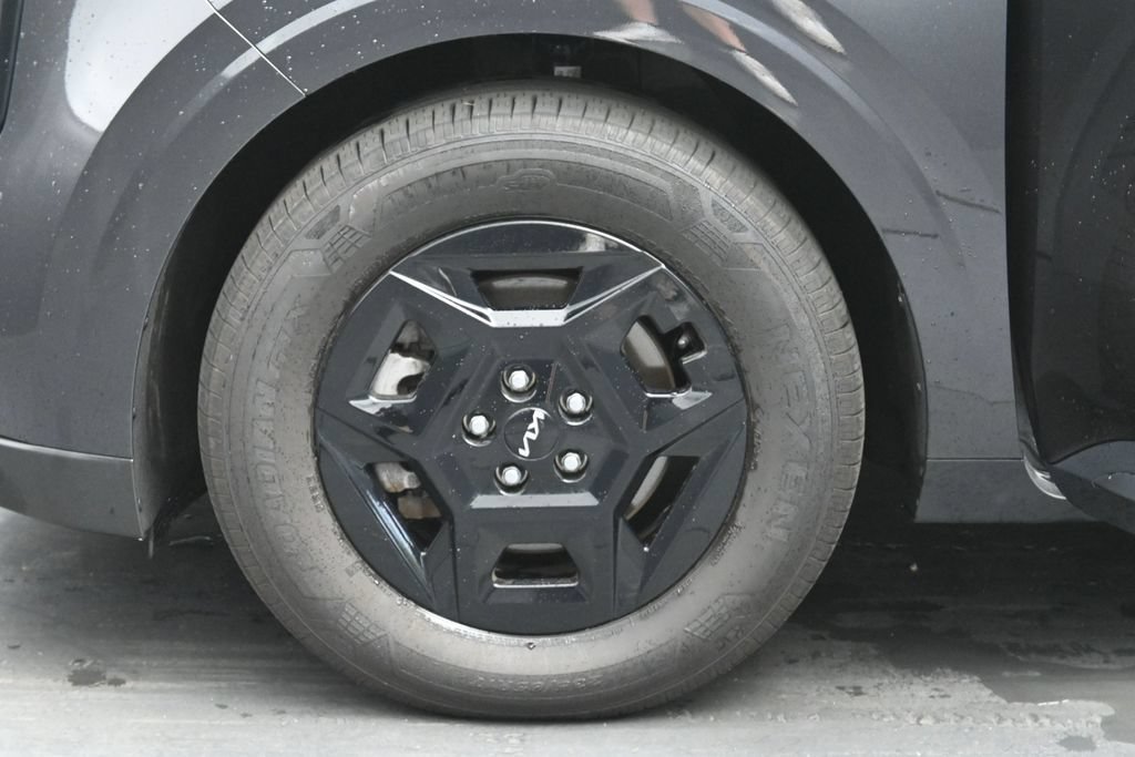 Used 2025 Kia Carnival FWD image 32