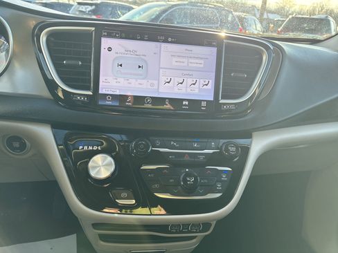 Used 2024 Chrysler Pacifica Touring-L image 14