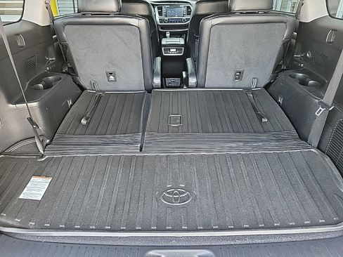 Used 2017 Toyota Highlander SE AWD/4WD image 19