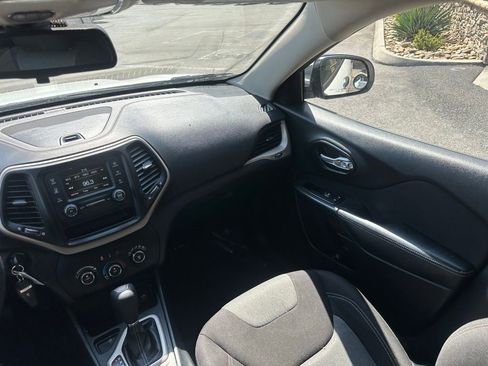 Used 2016 Jeep Cherokee Sport FWD image 26