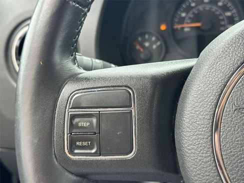 Used 2016 Jeep Patriot Latitude AWD/4WD image 23