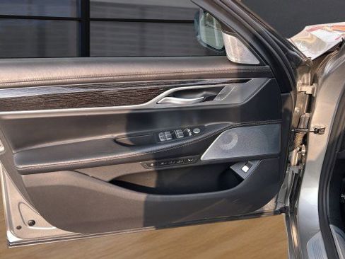 Used 2022 BMW 750i xDrive image 25