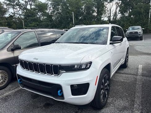 Used 2023 Jeep Grand Cherokee Overland w/ Luxury Tech Group IV AWD/4WD image 13