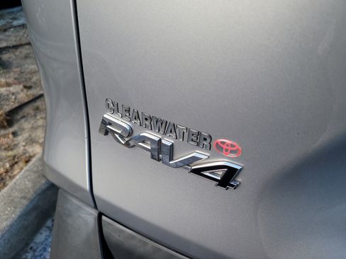 Used 2020 Toyota RAV4 XLE Premium FWD image 11