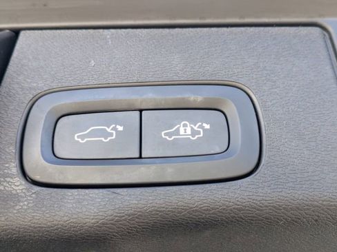 Used 2023 Volvo XC60 B5 Plus image 18