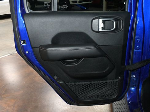 Used 2018 Jeep Wrangler Unlimited Sahara AWD/4WD image 45