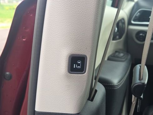 Used 2023 Chrysler Pacifica Touring-L image 24