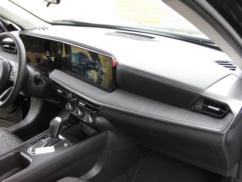 Used 2025 Nissan Kicks SV image 32