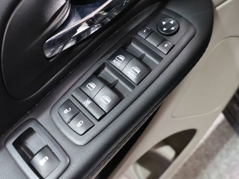 Used 2018 Dodge Grand Caravan SE w/ UConnect Hands-Free Group image 13