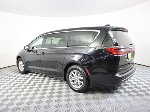 Used 2024 Chrysler Pacifica Touring-L FWD image 4