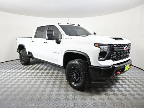 Used 2024 Chevrolet Silverado 2500 ZR2 w/ Technology Package image 10