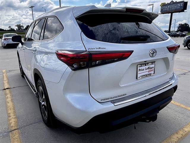 Used 2021 Toyota Highlander XLE FWD image 6