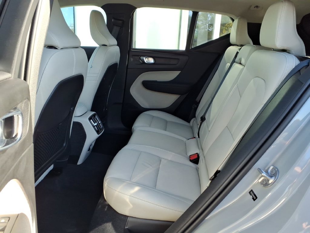 Certified 2024 Volvo XC40 B5 Plus AWD/4WD image 8