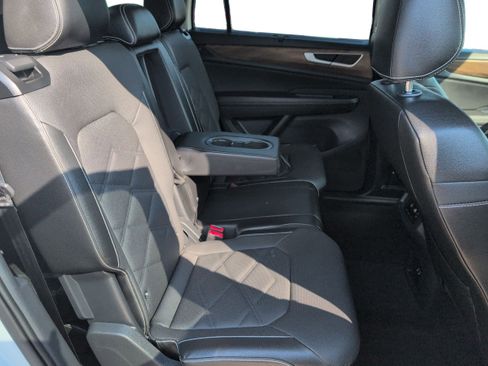 Used 2024 Volkswagen Atlas SE image 19