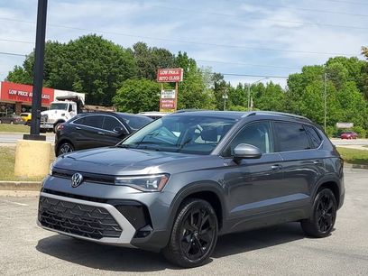 Used 2025 Volkswagen Taos SE w/ Panoramic Sunroof Package