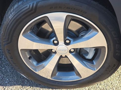 Used 2019 Jeep Cherokee Limited image 15