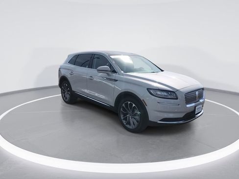 Used 2022 Lincoln Nautilus Reserve AWD/4WD image 2