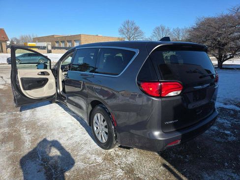 Used 2021 Chrysler Voyager L image 2