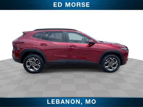 Certified 2025 Chevrolet Trax LT w/ LT Convenience Package FWD image 9