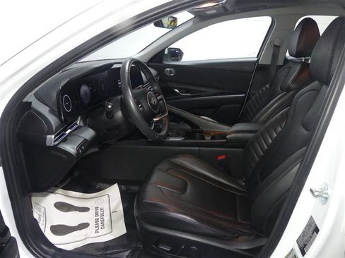 Used 2025 Hyundai Elantra Limited FWD image 21