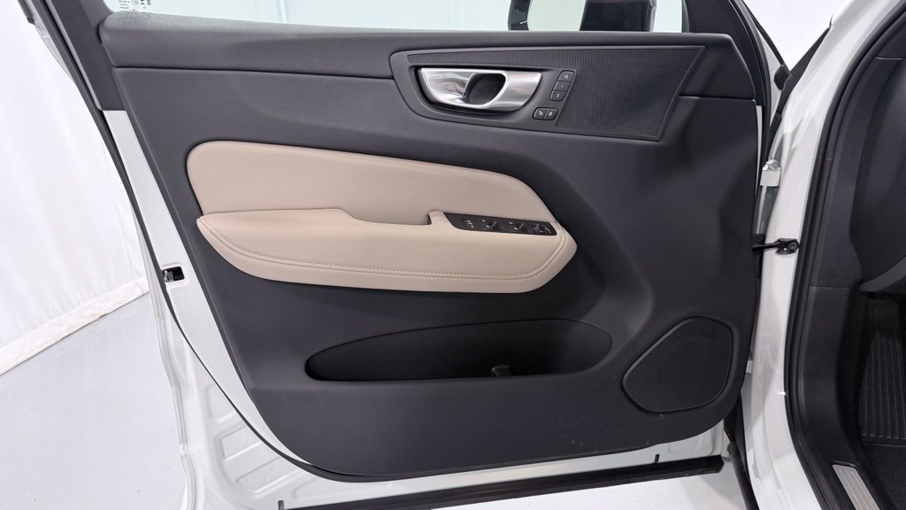 Certified 2026 Volvo XC60 B5 Plus AWD/4WD image 16