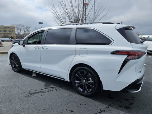 Used 2022 Toyota Sienna XSE image 5