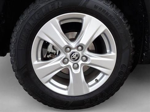 Used 2021 Toyota RAV4 XLE w/ Convenience Package FWD image 6