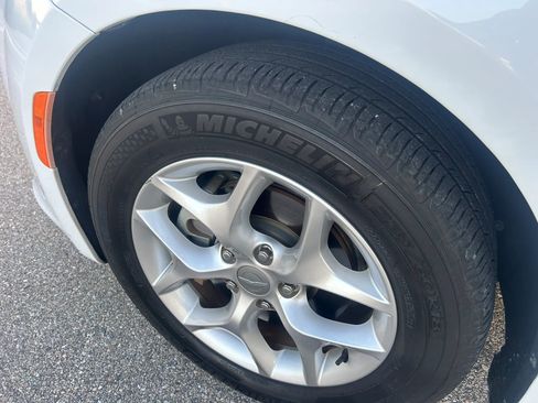 Used 2018 Chrysler Pacifica Touring-L Plus w/ Tire & Wheel Group image 12