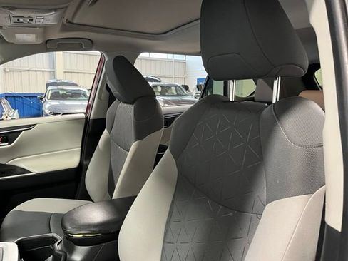Used 2020 Toyota RAV4 XLE w/ Convenience Package FWD image 22