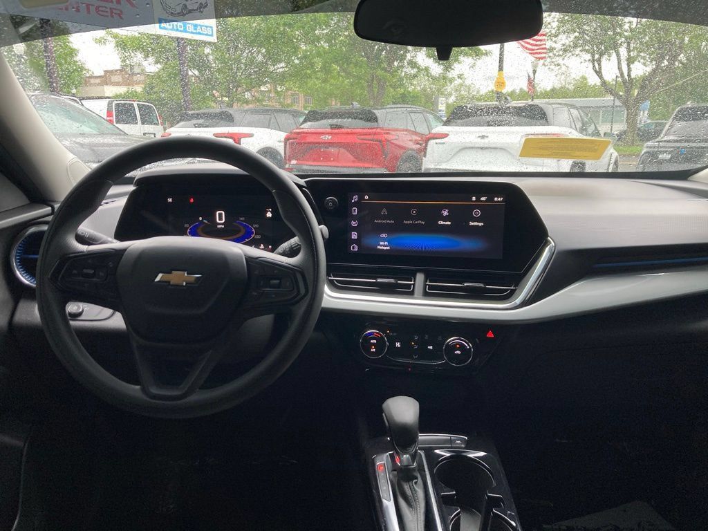 Used 2025 Chevrolet Trax LT FWD image 5