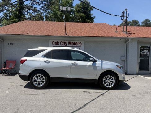 Used 2018 Chevrolet Equinox LT w/ Sun & Infotainment Package AWD/4WD image 2
