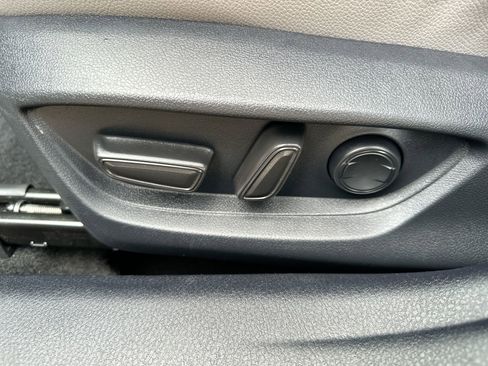 Used 2025 Toyota Camry SE image 11