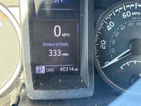 Used 2016 Toyota Tacoma TRD Sport image 12